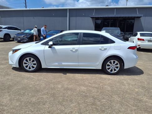 Used 2025 Toyota Corolla LE FWD image 5