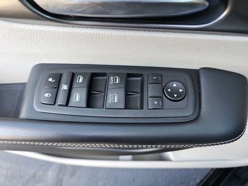 Used 2024 Chrysler Pacifica Touring-L image 28