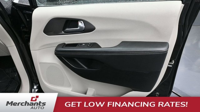 Used 2023 Chrysler Pacifica Touring-L FWD image 10
