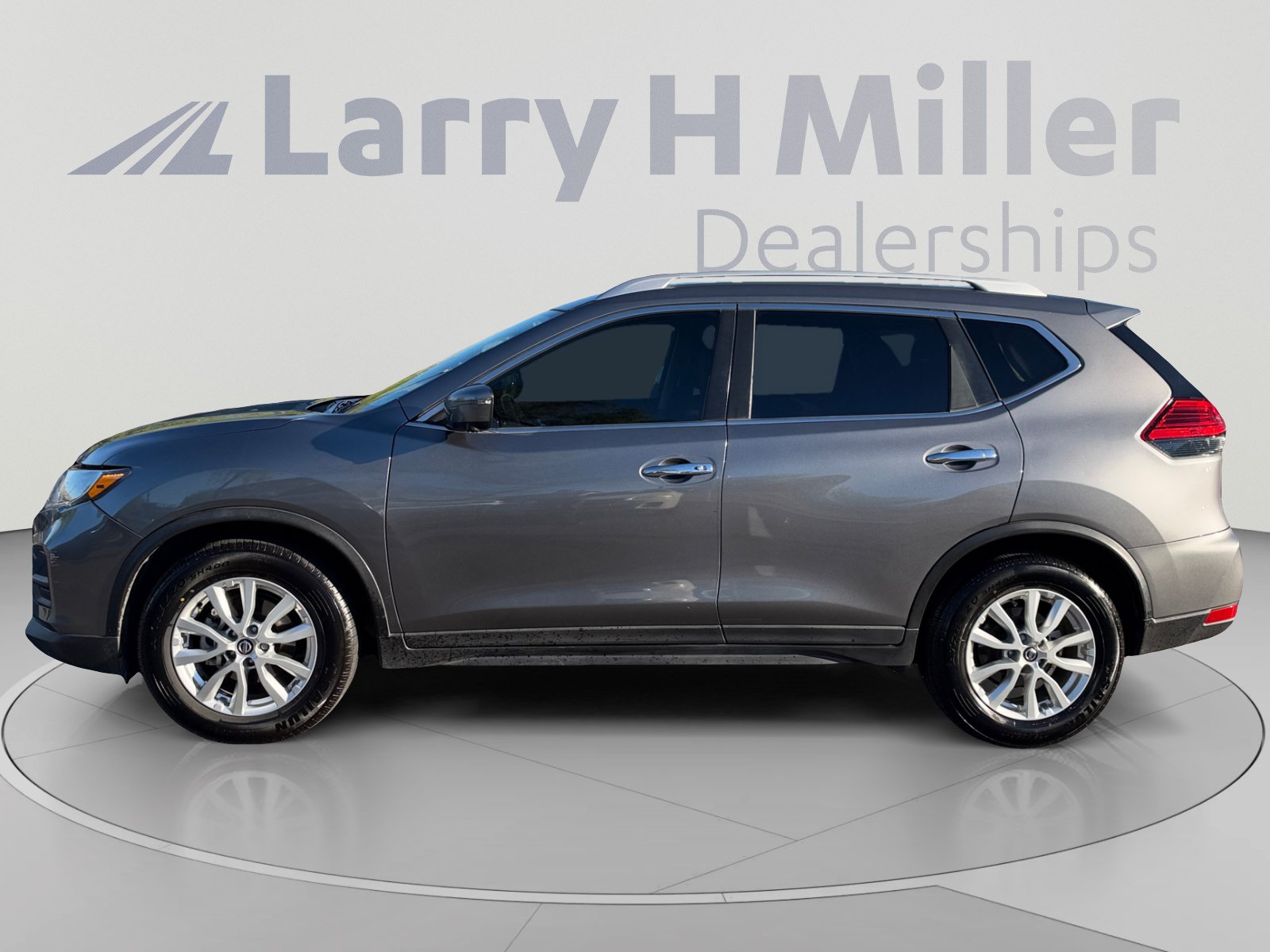 Used 2017 Nissan Rogue SV w/ SV Premium Package FWD image 2
