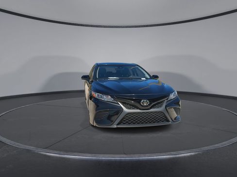 Used 2018 Toyota Camry SE w/ Convenience Package image 3