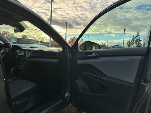 Used 2024 Volkswagen Taos SE image 11