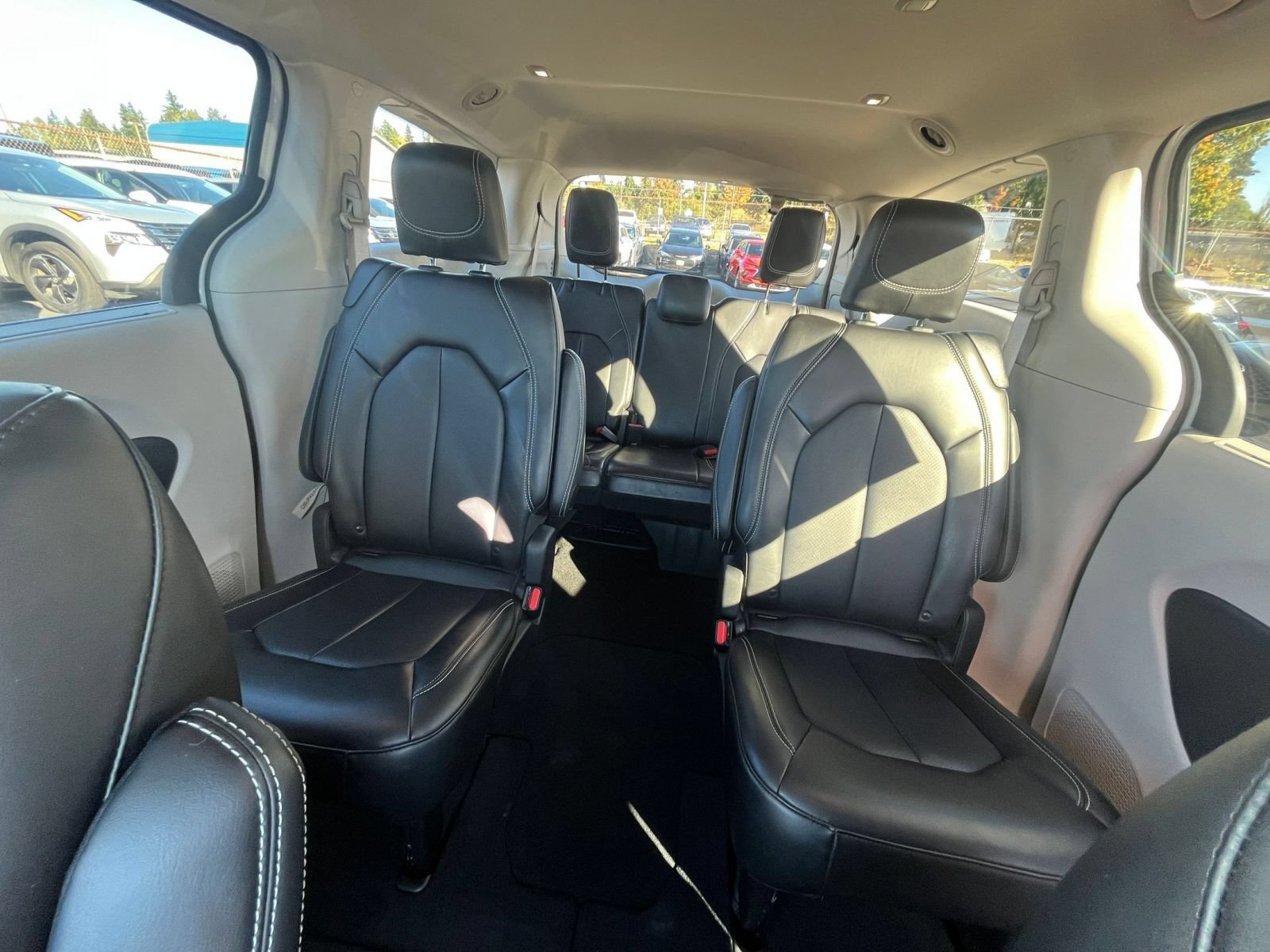 Used 2024 Chrysler Pacifica Touring-L FWD image 40