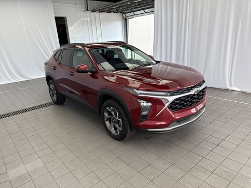 Used 2025 Chevrolet Trax LT w/ Driver Confidence Package image 3