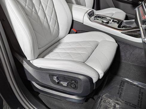 Used 2025 BMW X7 xDrive40i w/ Premium Package image 29