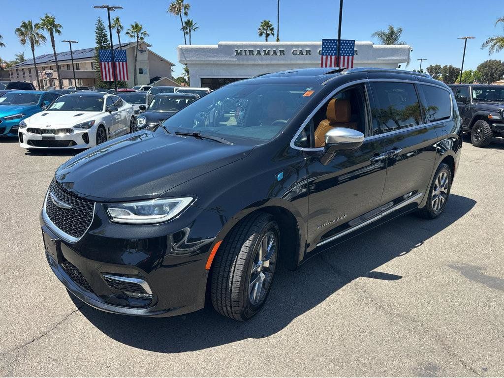 Used 2023 Chrysler Pacifica Pinnacle FWD image 11