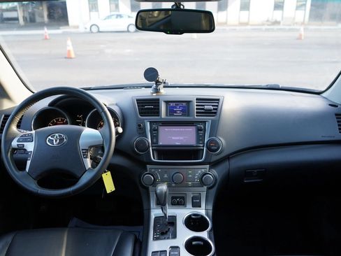 Used 2013 Toyota Highlander Plus FWD image 19