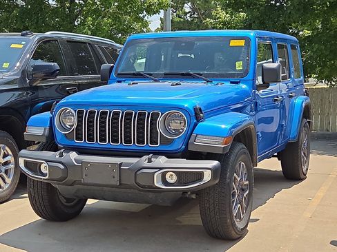 Used 2025 Jeep Wrangler Unlimited Sahara AWD/4WD image 2