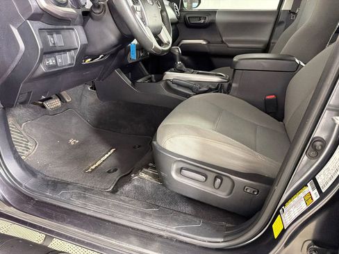 Used 2022 Toyota Tacoma SR5 w/ Technology Package image 9