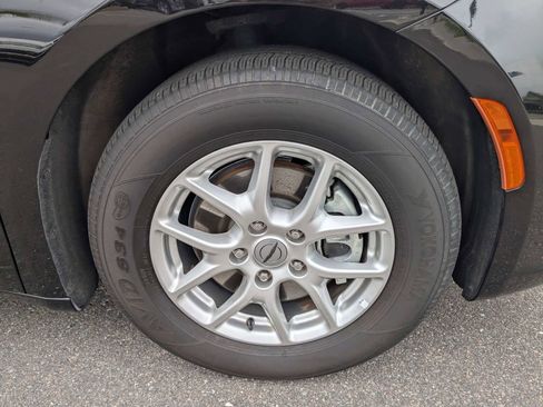 Used 2024 Chrysler Pacifica Touring-L FWD image 11