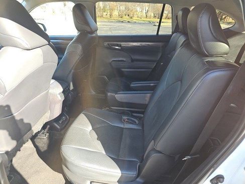 Used 2023 Toyota Highlander Platinum image 18