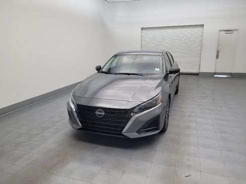 Used 2025 Nissan Altima 2.5 SV FWD image 15