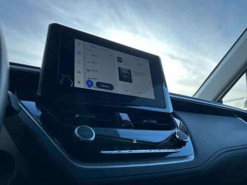 Used 2025 Toyota Corolla Cross LE image 20