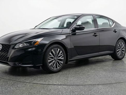 Used 2025 Nissan Altima 2.5 SV image 3