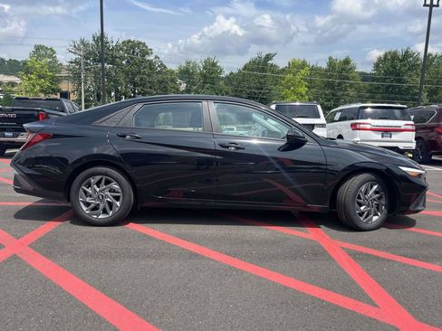 Certified 2024 Hyundai Elantra SEL FWD image 2