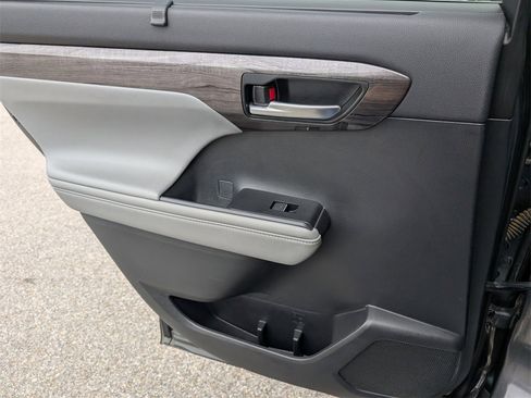 Used 2021 Toyota Highlander Limited image 29