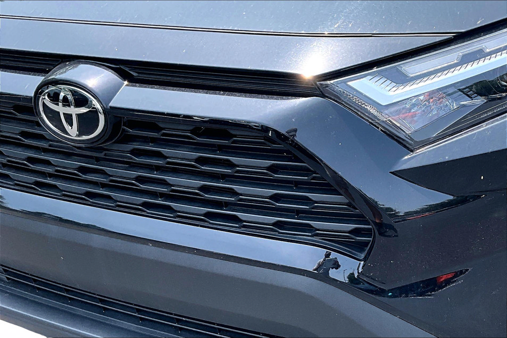 Used 2025 Toyota RAV4 XLE AWD/4WD image 31
