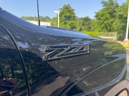 Used 2025 Chevrolet Silverado 1500 LT Trail Boss w/ Dark Appearance Package AWD/4WD image 29