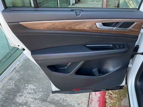 Used 2025 Volkswagen Atlas SE image 19