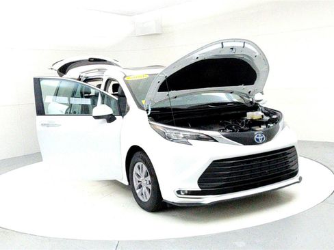 Certified 2024 Toyota Sienna XLE image 9