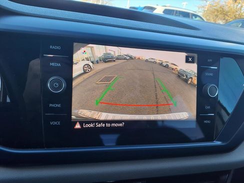 Certified 2022 Volkswagen Taos SE image 15