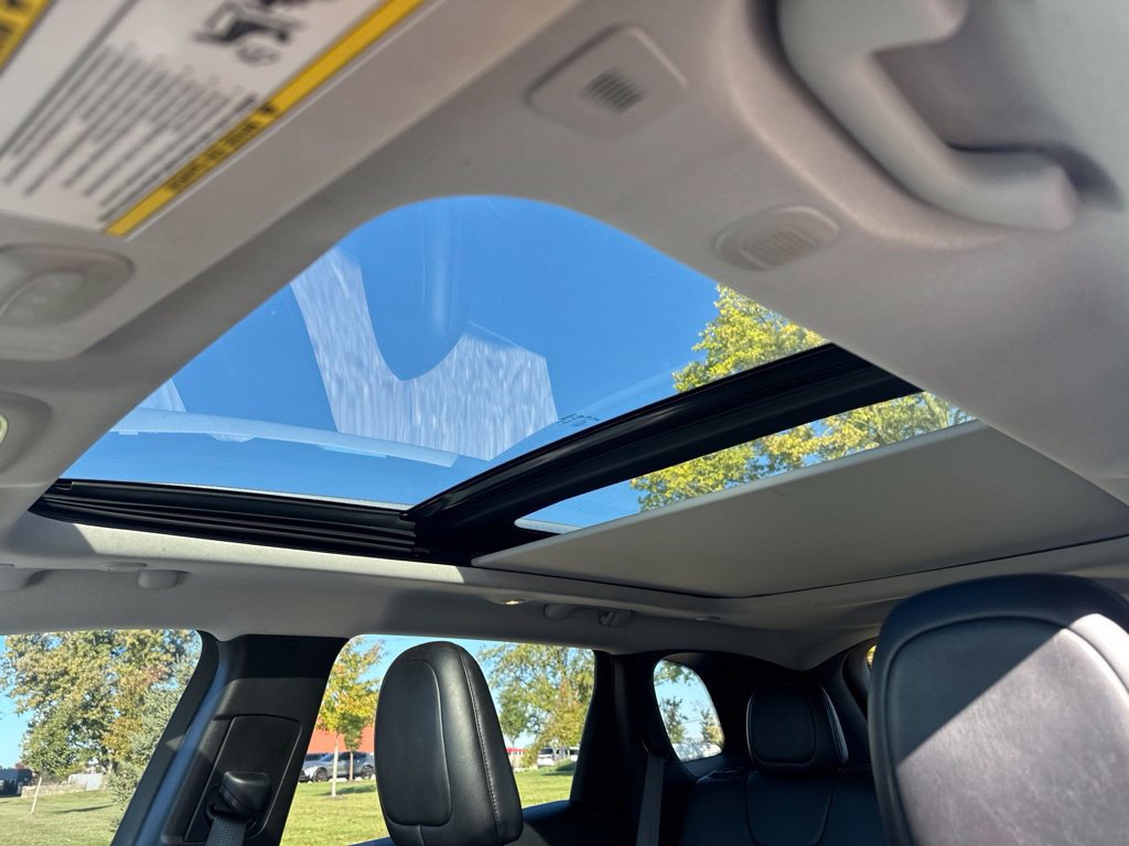 Used 2019 Jeep Cherokee Limited AWD/4WD image 6