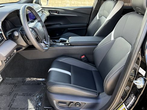 Used 2025 Toyota Camry SE w/ Convenience Package image 18