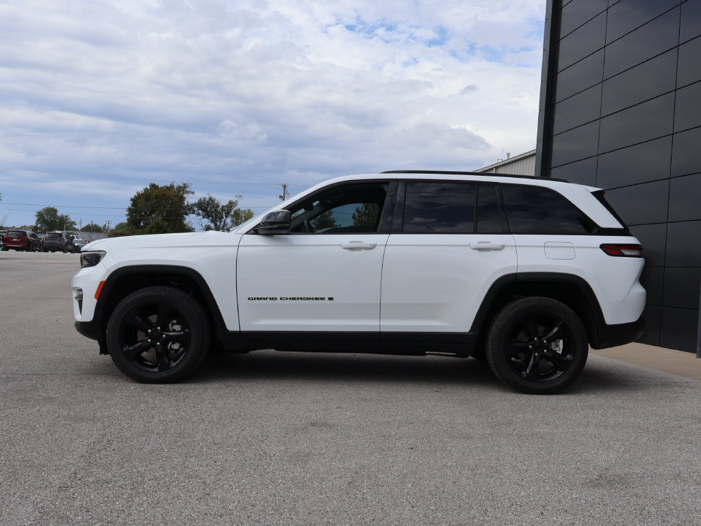 Used 2023 Jeep Grand Cherokee Limited w/ Black Appearance Package AWD/4WD image 2