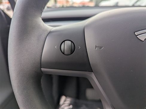 Used 2025 Tesla Model Y Long Range image 29