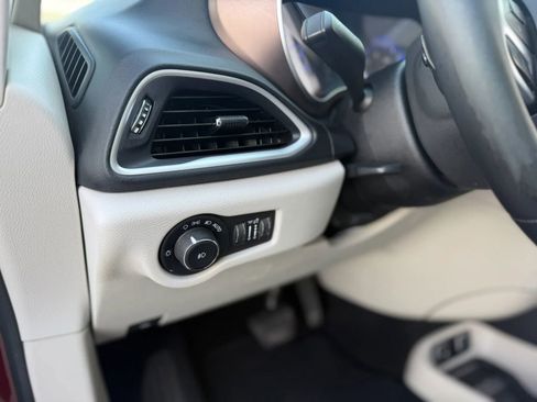 Used 2017 Chrysler Pacifica Touring-L image 31