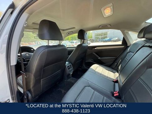 Certified 2022 Volkswagen Passat 2.0T SE FWD image 11