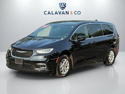 Used 2025 Chrysler Pacifica Select FWD image 3