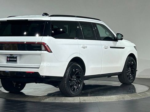 New 2026 Lincoln Navigator Reserve w/ Jet Appearance Package AWD/4WD image 9