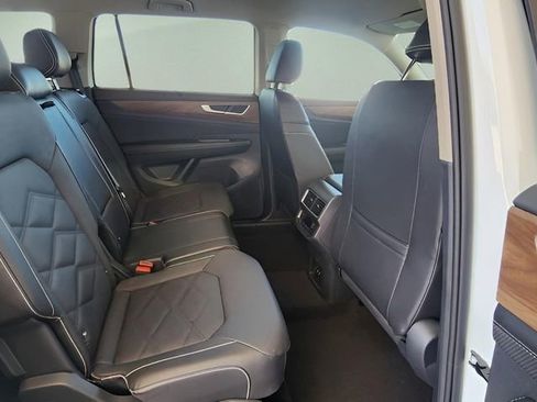 Used 2025 Volkswagen Atlas SE image 20