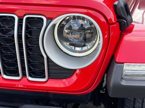 Used 2025 Jeep Wrangler Unlimited Sahara AWD/4WD image 10