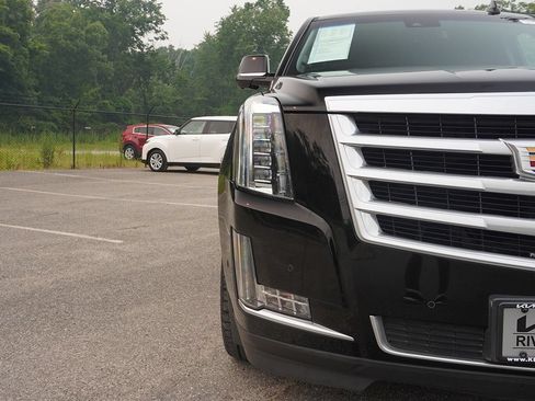 Used 2020 Cadillac Escalade ESV Luxury AWD/4WD image 17