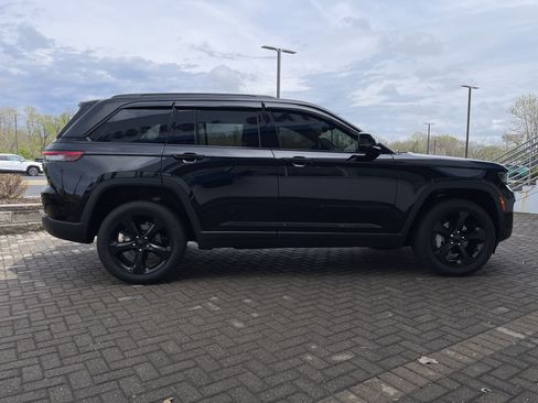 Used 2024 Jeep Grand Cherokee Limited w/ Luxury Tech Group II image 6