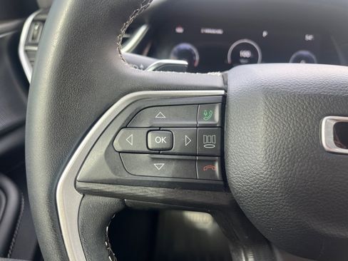 Used 2023 Jeep Grand Cherokee L Laredo image 17