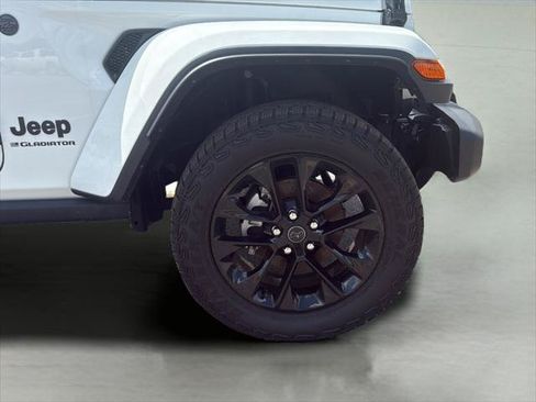Certified 2025 Jeep Gladiator Sport AWD/4WD image 9