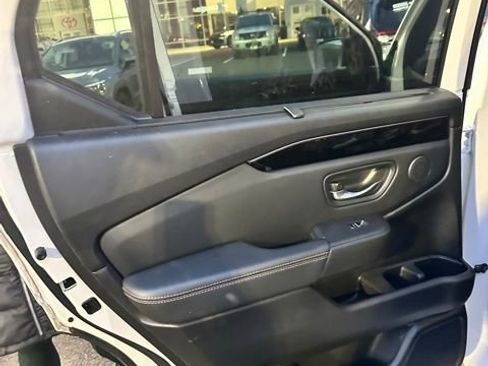 Used 2025 Honda Pilot TrailSport image 9