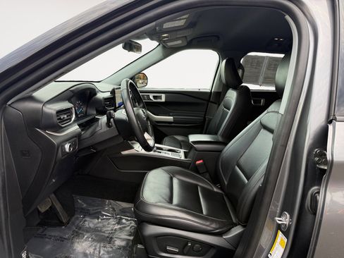 Certified 2022 Ford Explorer XLT w/ Equipment Group 202A image 10