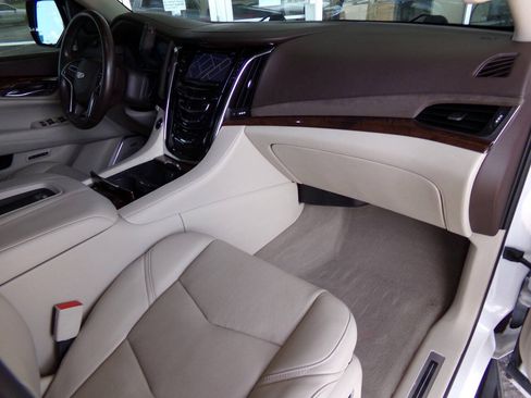 Used 2016 Cadillac Escalade Luxury AWD/4WD image 24