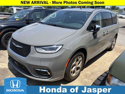 Used 2023 Chrysler Pacifica Limited w/ Uconnect Theater Family Group
