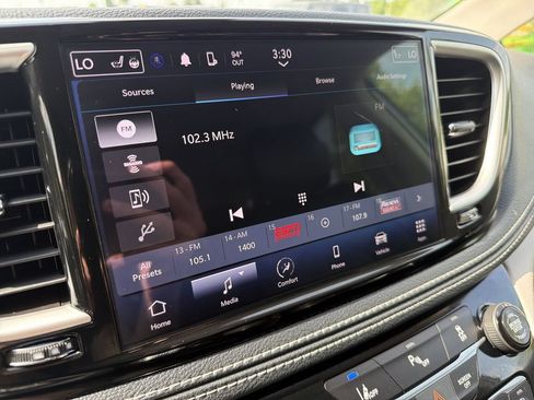 Used 2023 Chrysler Pacifica Touring-L FWD image 12
