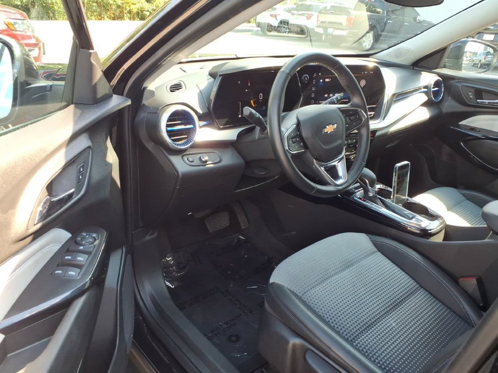 Used 2025 Chevrolet Trax LT w/ LT Convenience Package FWD image 6