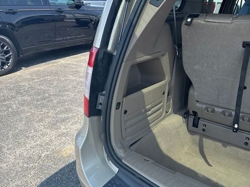 Used 2013 Chrysler Town & Country Touring FWD image 9