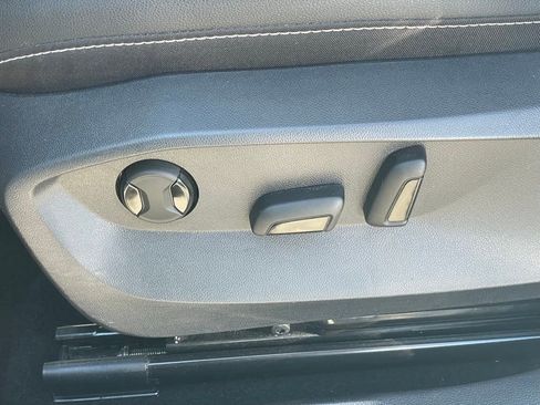 Certified 2024 Volkswagen Taos SE image 12