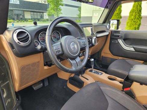 Used 2015 Jeep Wrangler Unlimited Sahara w/ Connectivity Group AWD/4WD image 7