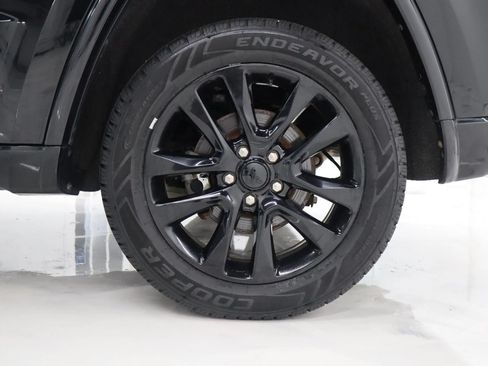 Used 2018 Jeep Grand Cherokee Altitude AWD/4WD image 10