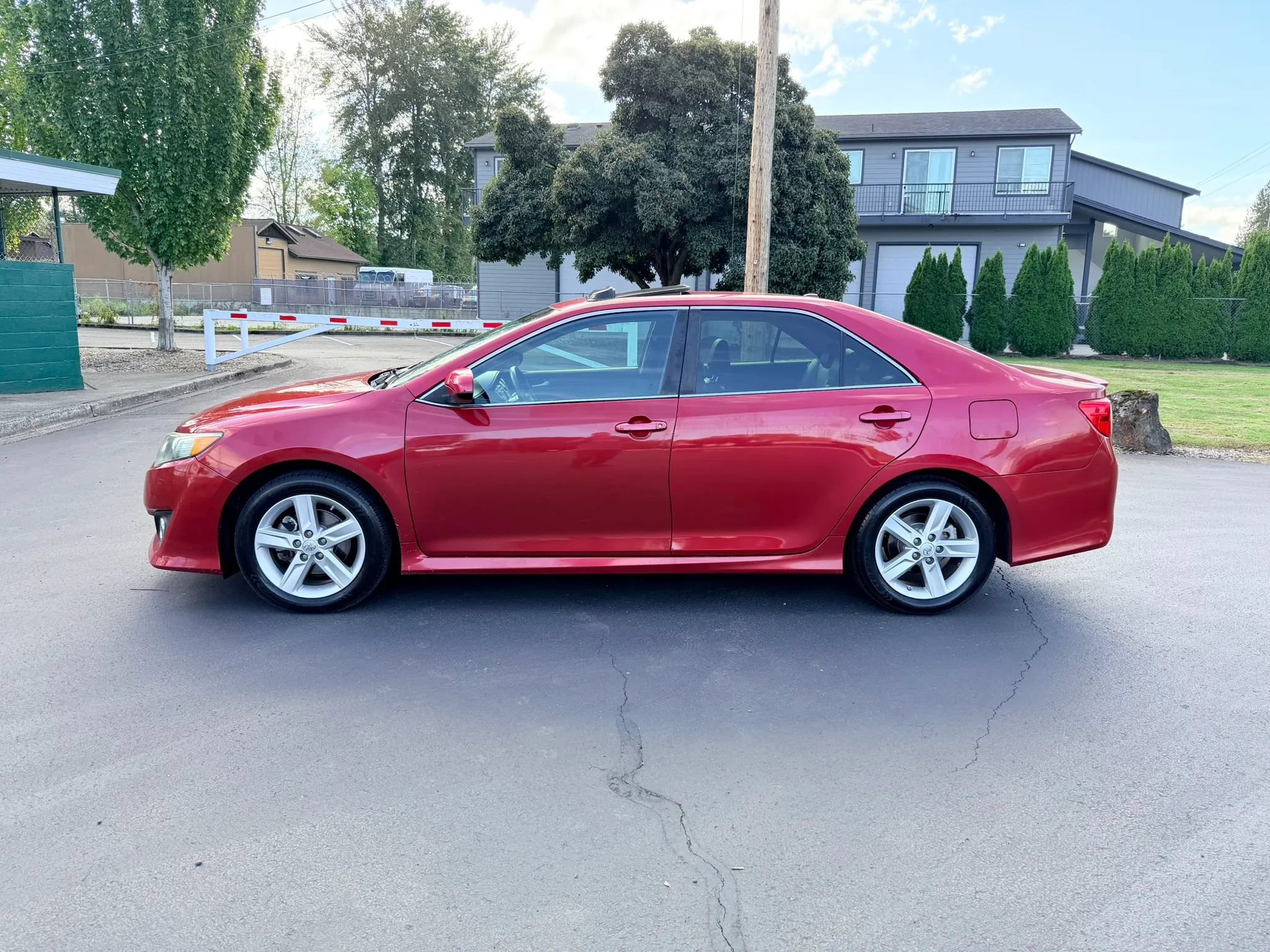Used 2014 Toyota Camry SE w/ Moonroof Package FWD image 2